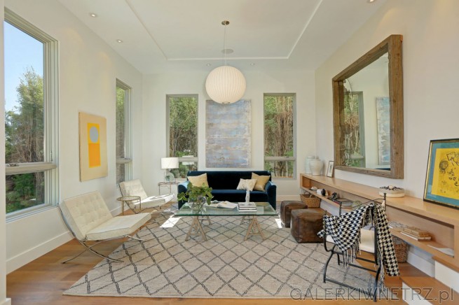 Niezwykły salon w prostym, minimalistycznym stylu. Ściany pomalowane są na klasyczną ...