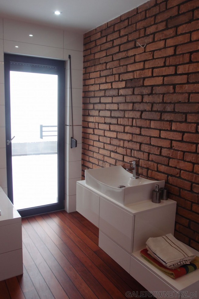 Oryginalny projekt łazienki, gdzie wykorzystano na jednej ścianie surową cegłę. ...