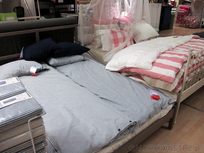 Łóżko metalowe wysokie na metalowych nóżkach Ikea. Dekoracyjny i stylowy mebel.