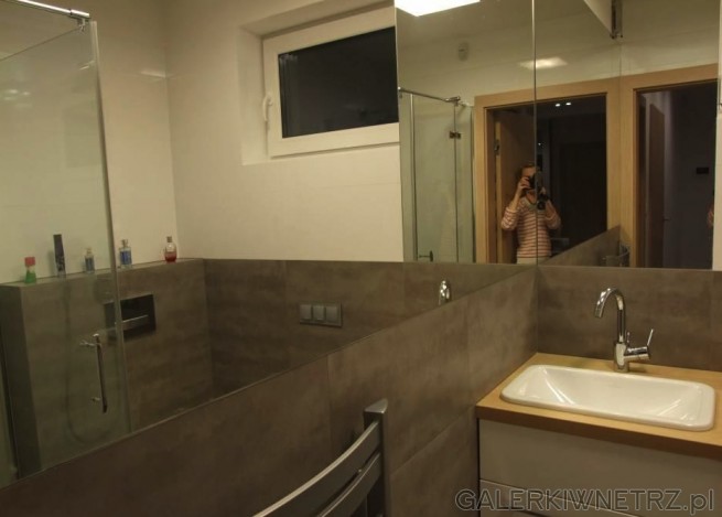 W łazience wykorzystano duże, podłużne lustro, co optycznie powiększa łazienkę. ...