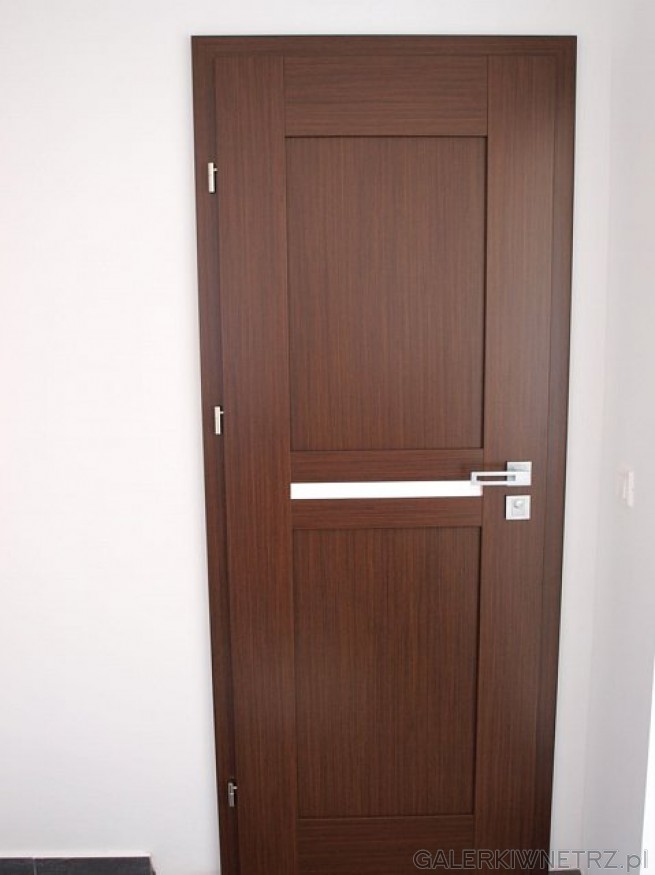 Drzwi wewnętrzne marki Asilo - w kolorze ciemnego brązu. Pośrodku drzwi znajduje ...