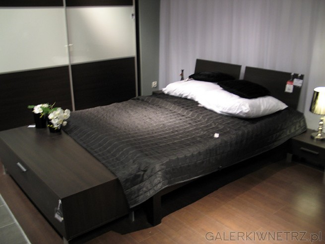 W ofercie znajduje się wyjątkowe łóżko: dwuosobowe, ciemne, eleganckie. W tej ...