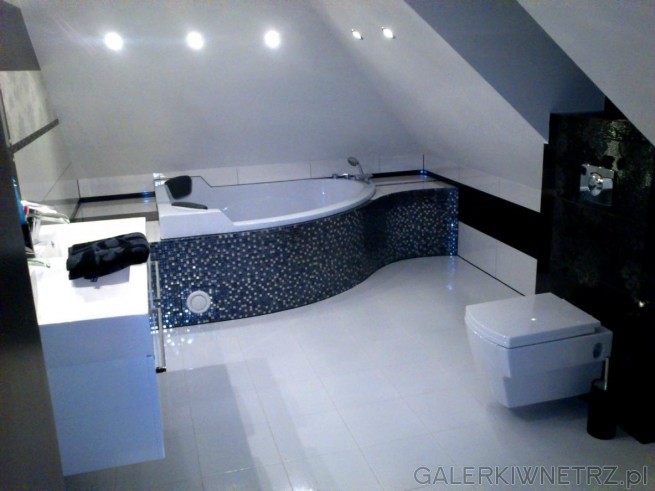 Propozycja łazienki z mozaiką z Castoramy w kolorze czarnym, srebrnym i grafitowym. ...