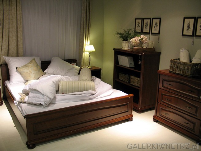 Elegancki i klasyczny wygląd sypialni: dwuosobowe łóżko z ozdobnym wgłębieniem ...