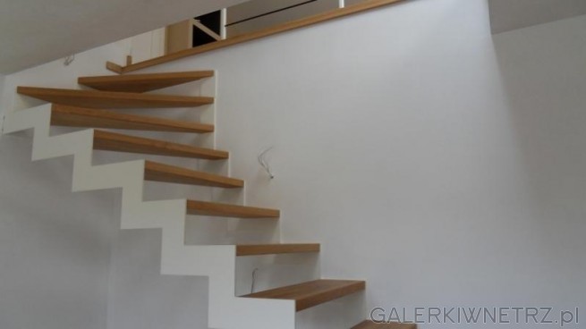 Przykład minimalistycznych, prostych schodów ażurowych z delikatnym skrętem ...