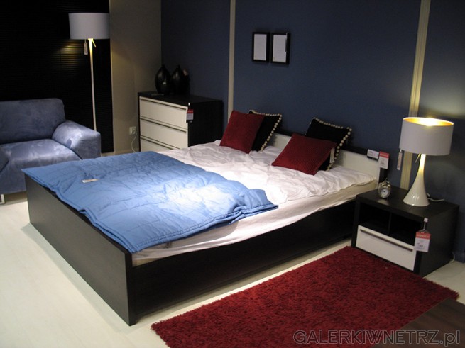 Nowoczesna propozycja na urządzenie sypialni: dwuosobowe, ciemne łóżko o prostym ...