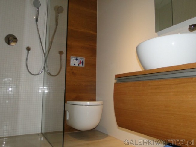 Aranżacja niewielkiej łazienki z prysznicem. Pod umywalką Cersanit znajduje się szafka ...