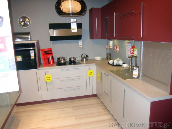 Ciekawe zdjęcie kuchni nowoczesnej w dwóch kolorach - bordowym i przełamanej ...