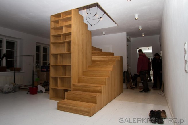 Ciekawy projekt zabudowanych schodów wykonanych w całości z drewna. Są to schody ...