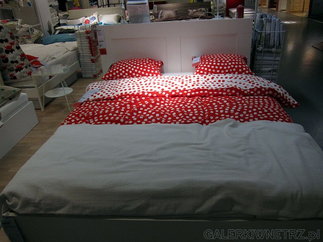 Tradycyjne łóżko z oparciem w kolorze białym Ikea. Cena nie zawiera zestawu pościeli.