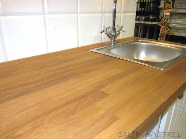 W aranżacji kuchennej PIANO wykorzystano drewniany blat, który jest przełamaniem ...
