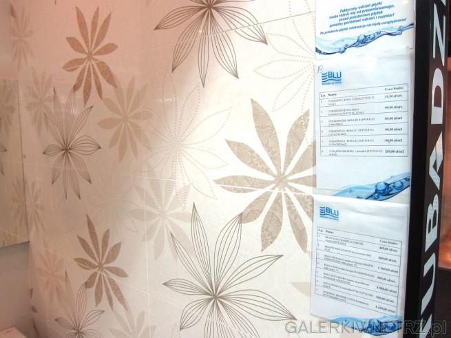 Motywy kwiatowe w łazience, ściany zostały ozdobione produktami: Tubądzin L-Rosa ...